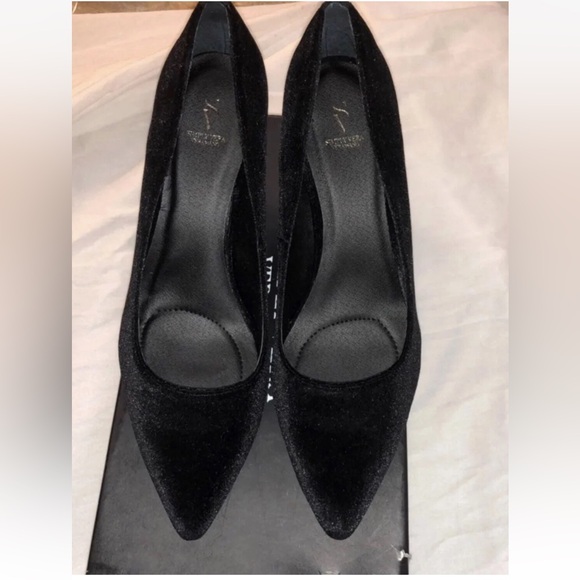 Vera Wang Black Velvet Heels 👠 - Picture 1 of 8